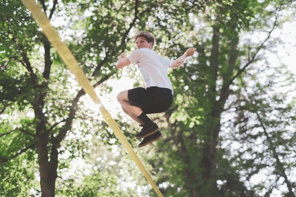 Αγόρι Πηδάει Στην Παιδική Χαρά — Φωτογραφία Αρχείου