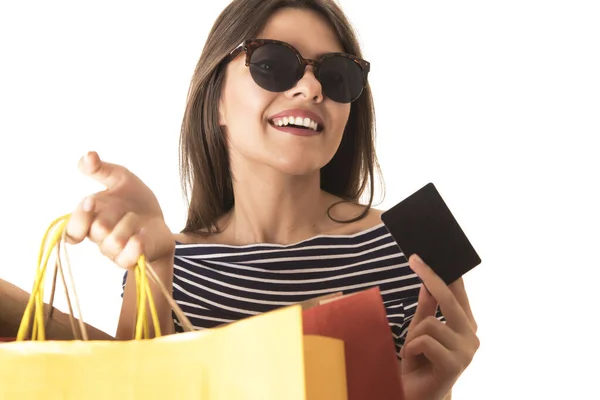 Hermosa Mujer Joven Con Bolsas Compras Tarjeta Crédito Sobre Fondo —  Fotos de Stock