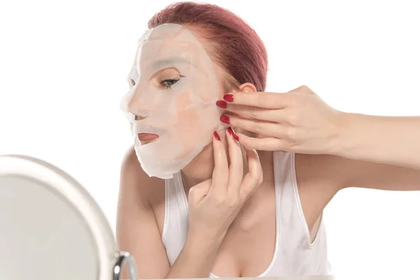Wanita Muda Menerapkan Masker Wajah Wajahnya — Stok Foto