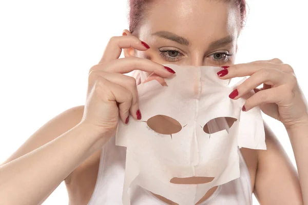 Jonge Vrouw Met Gezichtsmasker Witte Achtergrond — Stockfoto