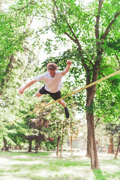 Νεαρός Άνδρας Πηδάει Στο Πάρκο — Φωτογραφία Αρχείου