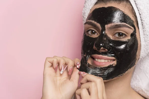 Mooie Jonge Vrouw Met Masker Haar Gezicht Geïsoleerd Roze — Stockfoto