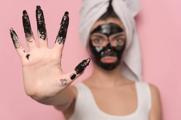 Jovem Com Máscara Unhas Rosto Com Dedos — Fotografia de Stock