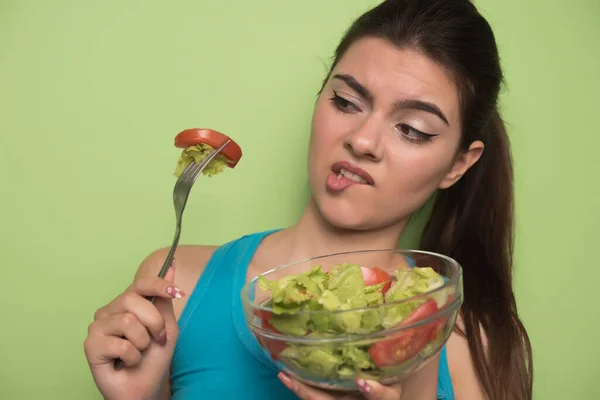 Jonge Vrouw Eet Salade Met Groenten — Stockfoto