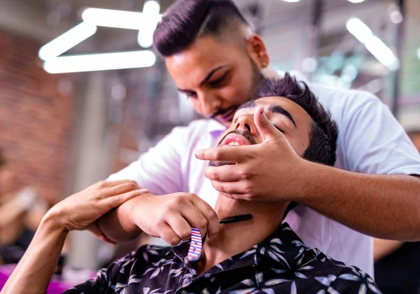 Jeune Homme Coiffeur Avec Son Client Salon Coiffure — Photo