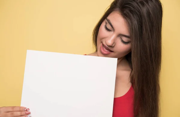 Красива Молода Жінка Тримає Чистий Білий Паперовий Лист Жовтому Тлі — стокове фото