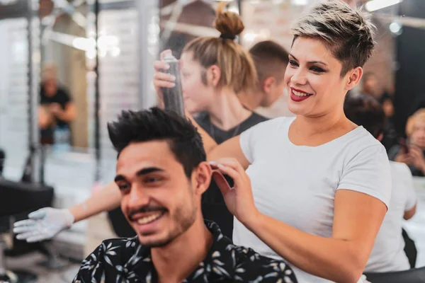 Kuaför Güzellik Salonunda Çalışıyor Kıvırcık Saçlı Saç Stili Olan Genç — Stok fotoğraf