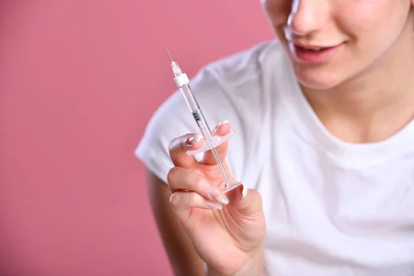 Vrouw Met Injectiespuit Met Een Vaccin Een Roze Achtergrond — Stockfoto