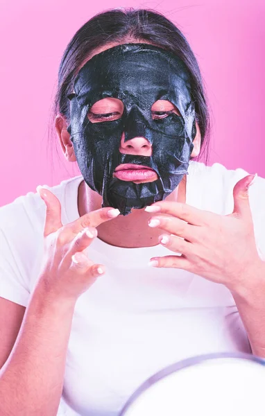 Mladá Žena Maskou Obličejovou Tváří Kosmetickou Hlínou Hlavě — Stock fotografie