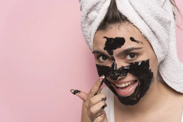 Bela Jovem Com Máscara Facial Rosto Toalha Fundo Rosa — Fotografia de Stock