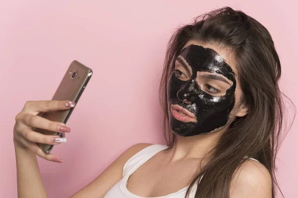 Jonge Vrouw Met Masker Haar Gezicht Geïsoleerd Roze Achtergrond — Stockfoto