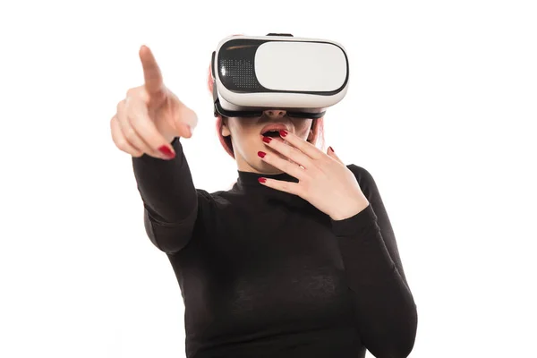 Frau Mit Virtual Reality Headset Und Brille Auf Weißem Hintergrund — Stockfoto
