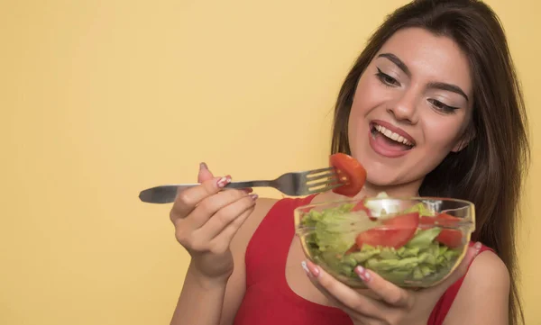 Jovem Mulher Comendo Salada Com Legumes Frutas — Fotografia de Stock