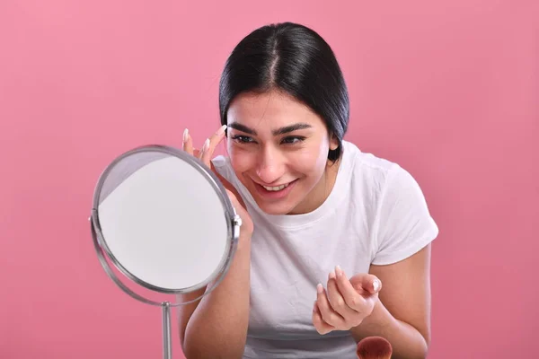 Όμορφη Νεαρή Γυναίκα Μακιγιάζ Και Καθρέφτη Ροζ Φόντο — Φωτογραφία Αρχείου