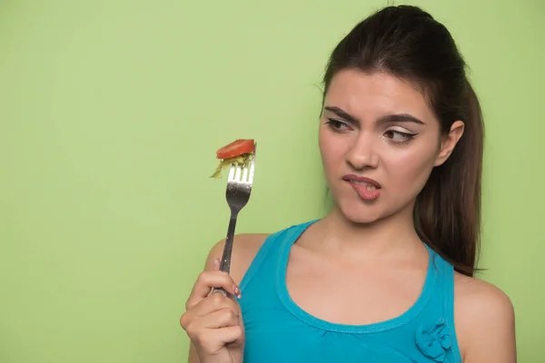 Junge Frau Mit Gabel Und Messer Auf Grünem Hintergrund — Stockfoto