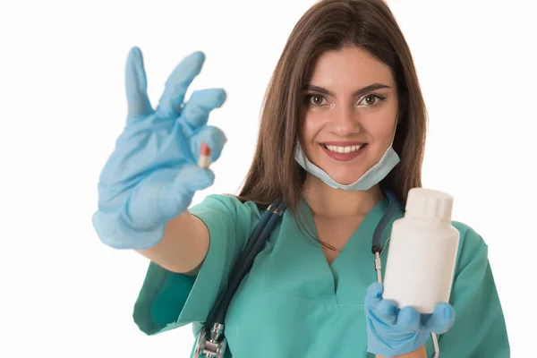 Ung Kvinnlig Läkare Med Stetoskop Och Spruta — Stockfoto