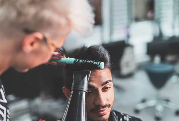 Kuaför Berber Dükkanında Saçını Kestiriyor — Stok fotoğraf