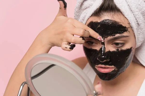 Jonge Vrouw Met Masker Haar Gezicht Close — Stockfoto