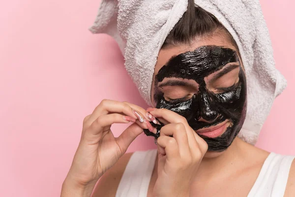 Jonge Vrouw Met Masker Handdoek Haar Gezicht Spa Concept — Stockfoto