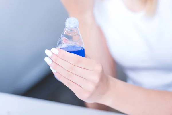 Wanita Tangan Memegang Botol Air Pada Latar Belakang Kabur — Stok Foto