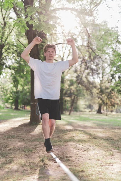 Joven Haciendo Ejercicios Parque — Foto de Stock