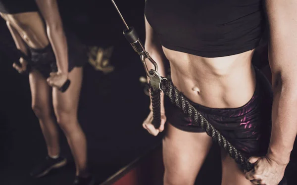 Twee Jonge Vrouwen Doen Oefeningen Met Lange Halter Sportschool — Stockfoto