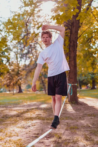 Joven Haciendo Flexiones Calle — Foto de Stock