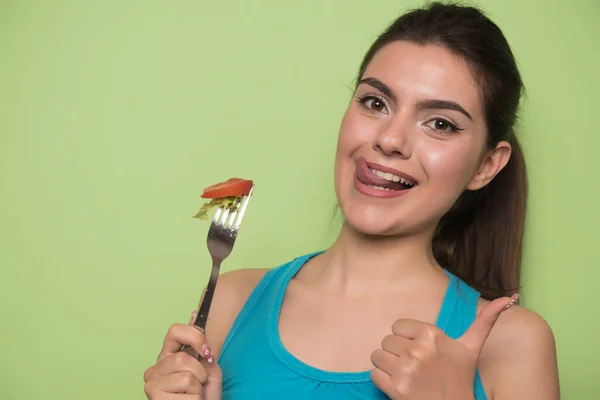 Junge Frau Mit Löffel Und Gabel Auf Grünem Hintergrund — Stockfoto