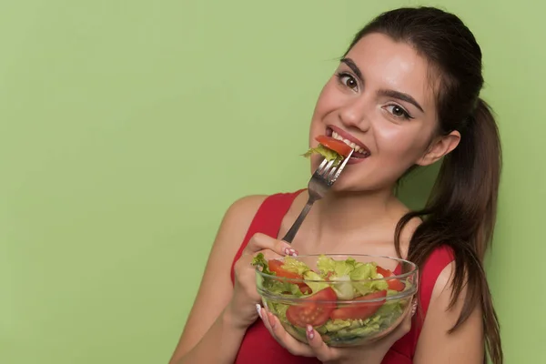 Schöne Junge Frau Mit Salat Und Gemüse Auf Grünem Hintergrund — Stockfoto