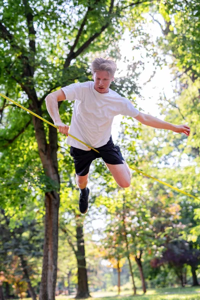 Joven Haciendo Push Día Soleado — Foto de Stock