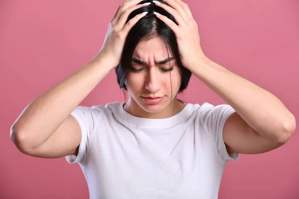 Joven Hermosa Mujer Con Dolor Cabeza Sobre Fondo Rosa —  Fotos de Stock