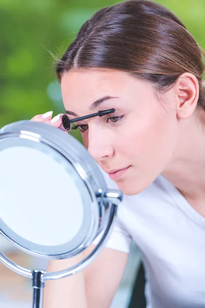 Porträt Einer Jungen Frau Mit Einer Lupe — Stockfoto