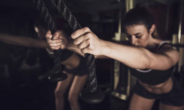 Spor Salonunda Çalışan Genç Bir Kadın — Stok fotoğraf