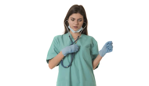 Beyaz Arka Planda Steteskop Şırıngayla Izole Edilmiş Genç Bayan Doktor — Stok fotoğraf