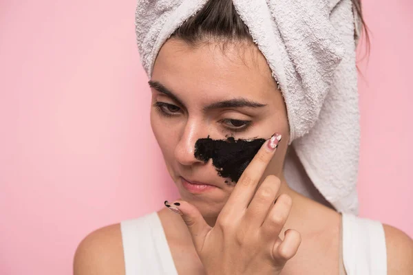 Mooie Jonge Vrouw Met Handdoek Haar Hoofd Geïsoleerd Roze — Stockfoto