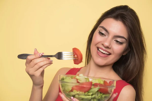 Jovem Mulher Bonita Com Salada Legumes Fundo Branco — Fotografia de Stock