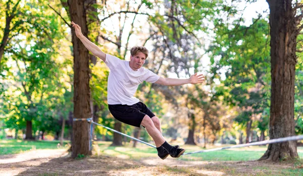 Joven Haciendo Ejercicios Estiramiento Parque — Foto de Stock