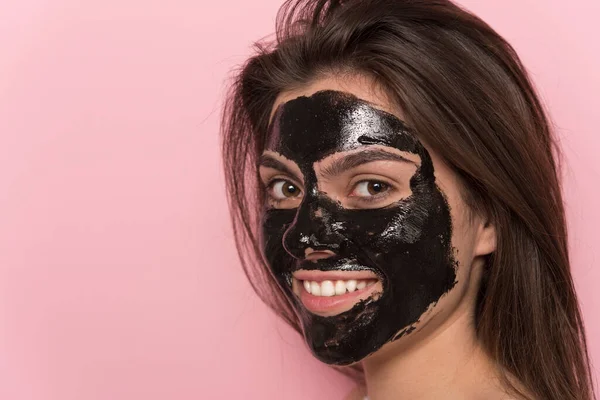 Mooi Meisje Met Gezichtsmasker Haar Hoofd Geïsoleerd Roze Achtergrond — Stockfoto