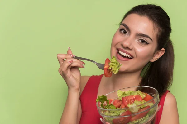 Junge Frau Isst Salat Mit Gemüse Und Obst — Stockfoto