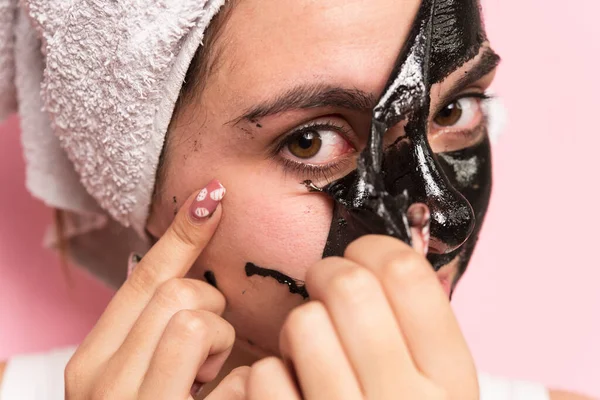 Kobieta Stosująca Maskę Kosmetyczną Twarz — Zdjęcie stockowe