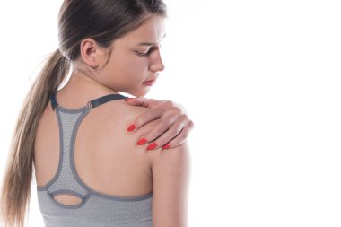 Beyaz arka planda acı çeken genç bir kadın.