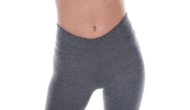 Beyaz arka planda siyah iç çamaşırlı bir kadın.