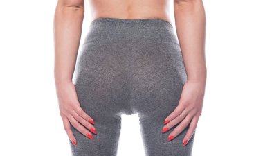 Gri arka planda siyah beyaz iç çamaşırlı bir kadın.