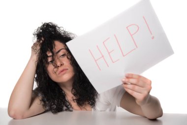 Üzgün yüzlü genç bir kadın.