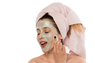 Yüzünde maske olan güzel genç bir kadın, beyaz arka planda soyutlanmış.