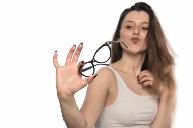 Beyaz arka planda güneş gözlüklü kadın.