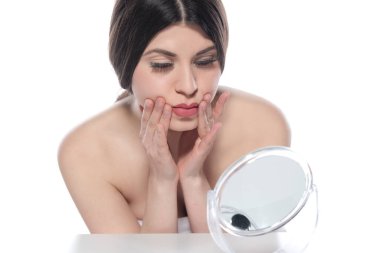 Temiz yüzü ve kafasında havlusu olan güzel genç bir kadın beyaz arka planda izole edilmiş.