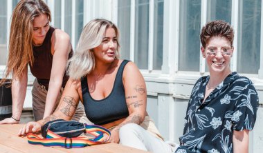 Igbt bayan arkadaşları dışarıda eğleniyor. 