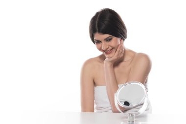 Beyaz arka planda makyaj fırçası olan güzel bir genç kadın.