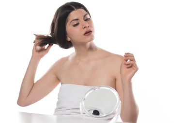 Beyaz arka planda bir şişe suyu olan genç bir kadın.